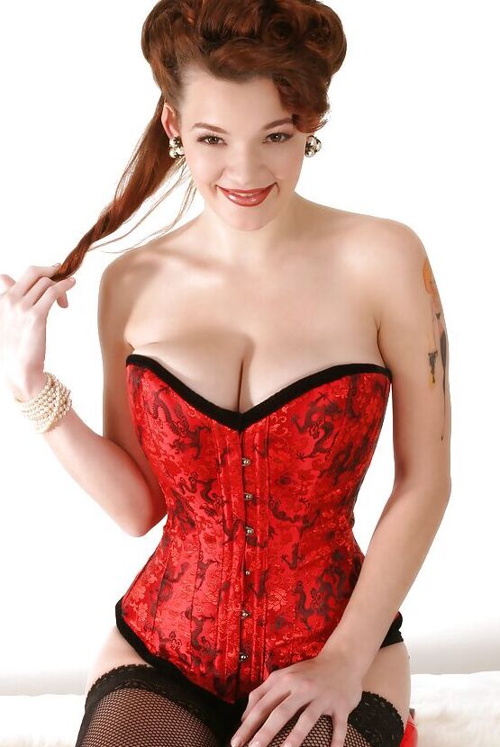 16P Belleza tetona con corsé ajustado está dispuesta a mostrar sus hermosas tetas