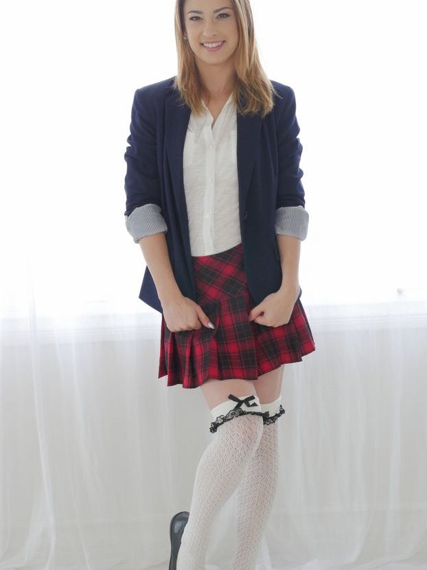16P La chica solitaria Kristen Scott se quita el uniforme de colegiala a excepción de los calcetines