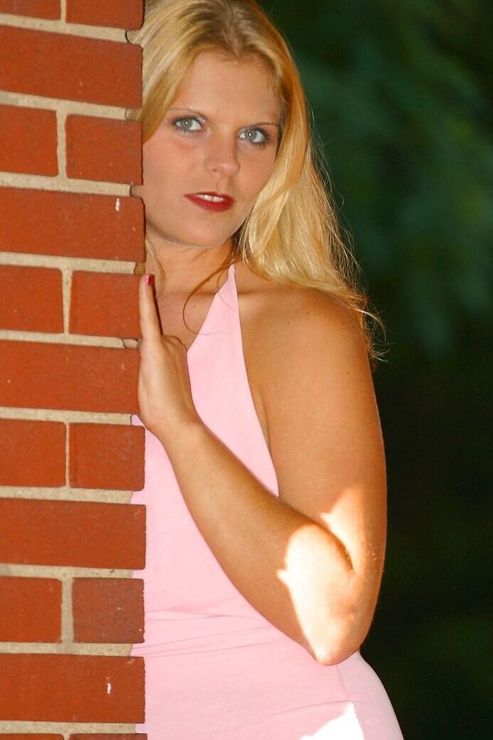 16P La rubia natural Arianna muestra sus piernas desnudas con un vestido corto y tacones al aire libre