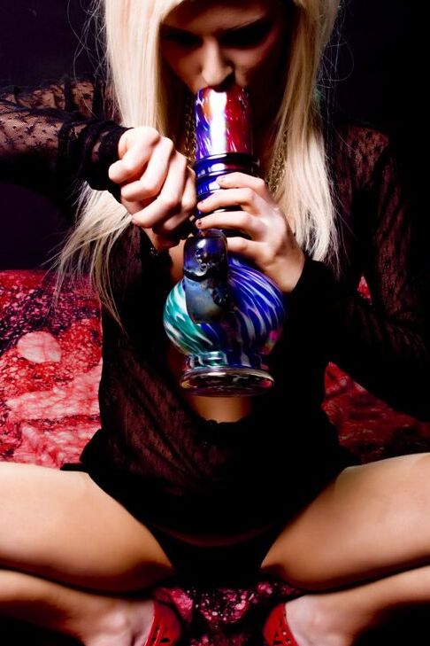 15P Loira gostosa de seios grandes brincando em seu grande bong