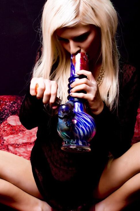 15P Loira gostosa de seios grandes brincando em seu grande bong