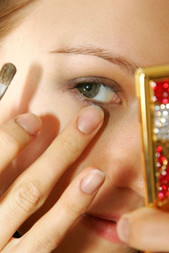 12P Belle fille solo montre son corps nu tout en faisant des choses de fille dans la chambre