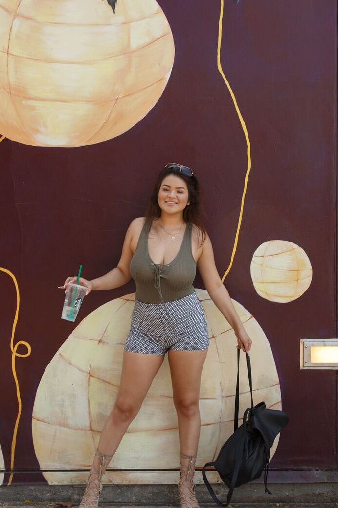 12P Garota mexicana grossa vagueia pela cidade exibindo decote aqui e ali