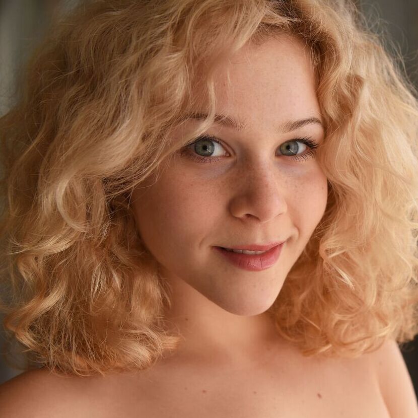 18P Ado blonde en bas exposant ses petits seins et sa chatte rasée