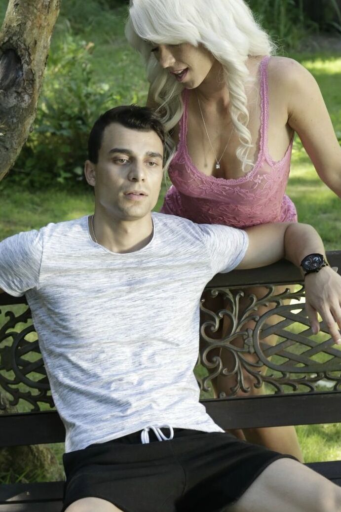 20P La rubia tetona Nicky Lex se atraganta con una polla después de ser follada al aire libre
