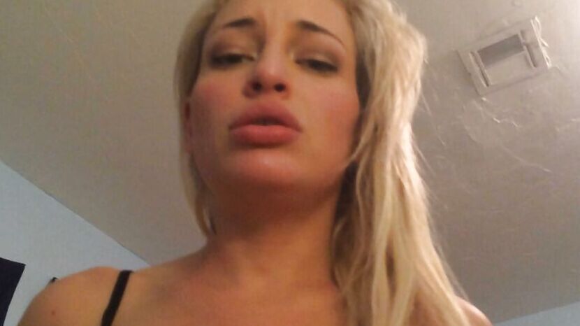 16P Puta loira Kissa Sins chupando pau e bolas em cena de sexo POV caseiro