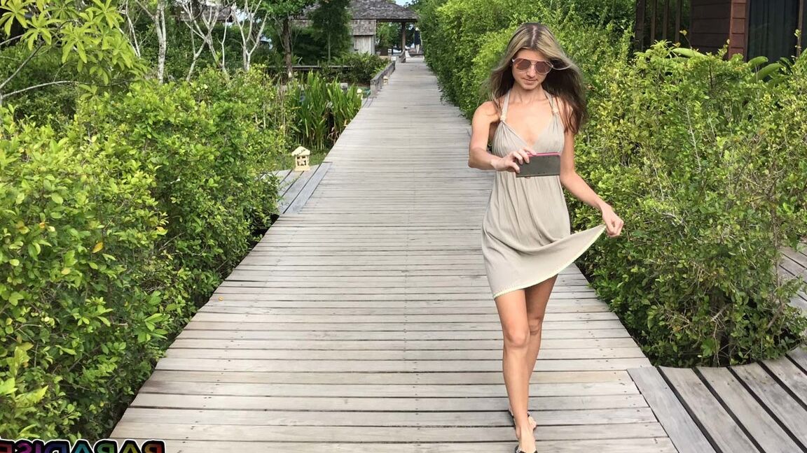 12P Novia rubia con el coño afeitado sigue exponiéndose al novio fotógrafo