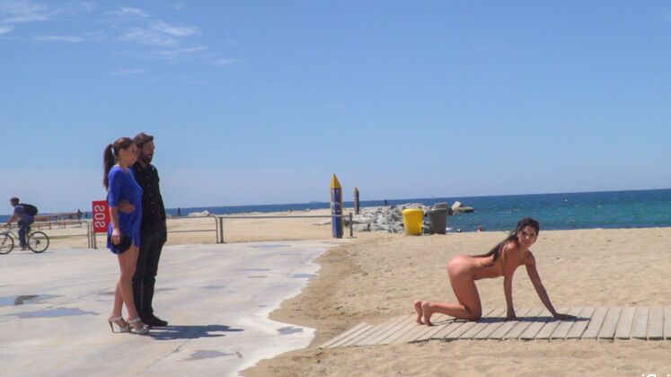 15P Garota nua é desfilada pelas ruas da praia e da cidade por um casal