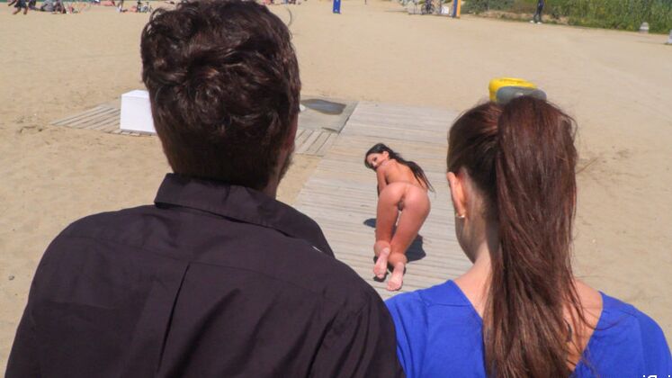 15P Garota nua é desfilada pelas ruas da praia e da cidade por um casal