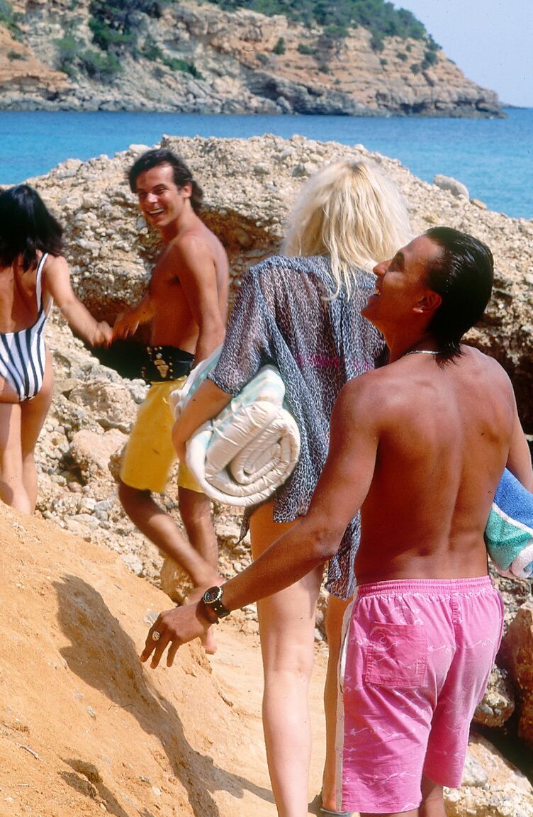 16P Geile Vintage-Strandhasen genießen eine harte Schwanzorgie im Sand