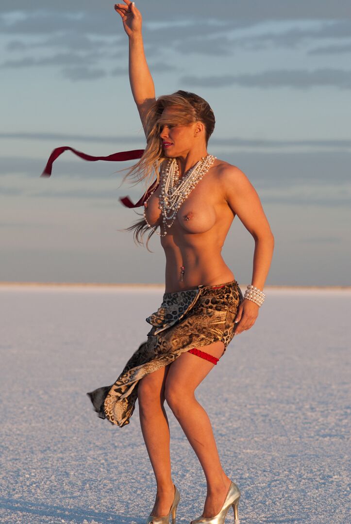 15P Beau Tease Beleza em topless