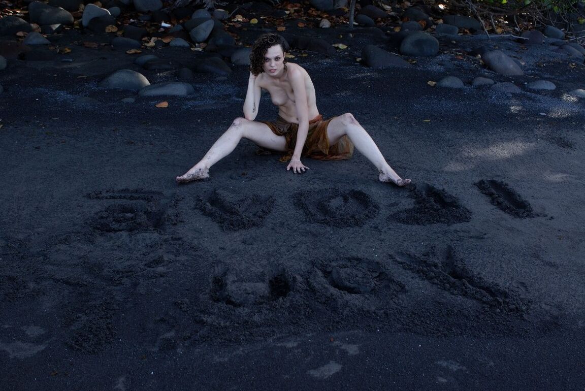 16P Louis De Mirabert Thin Liana an einem karibischen Strand
