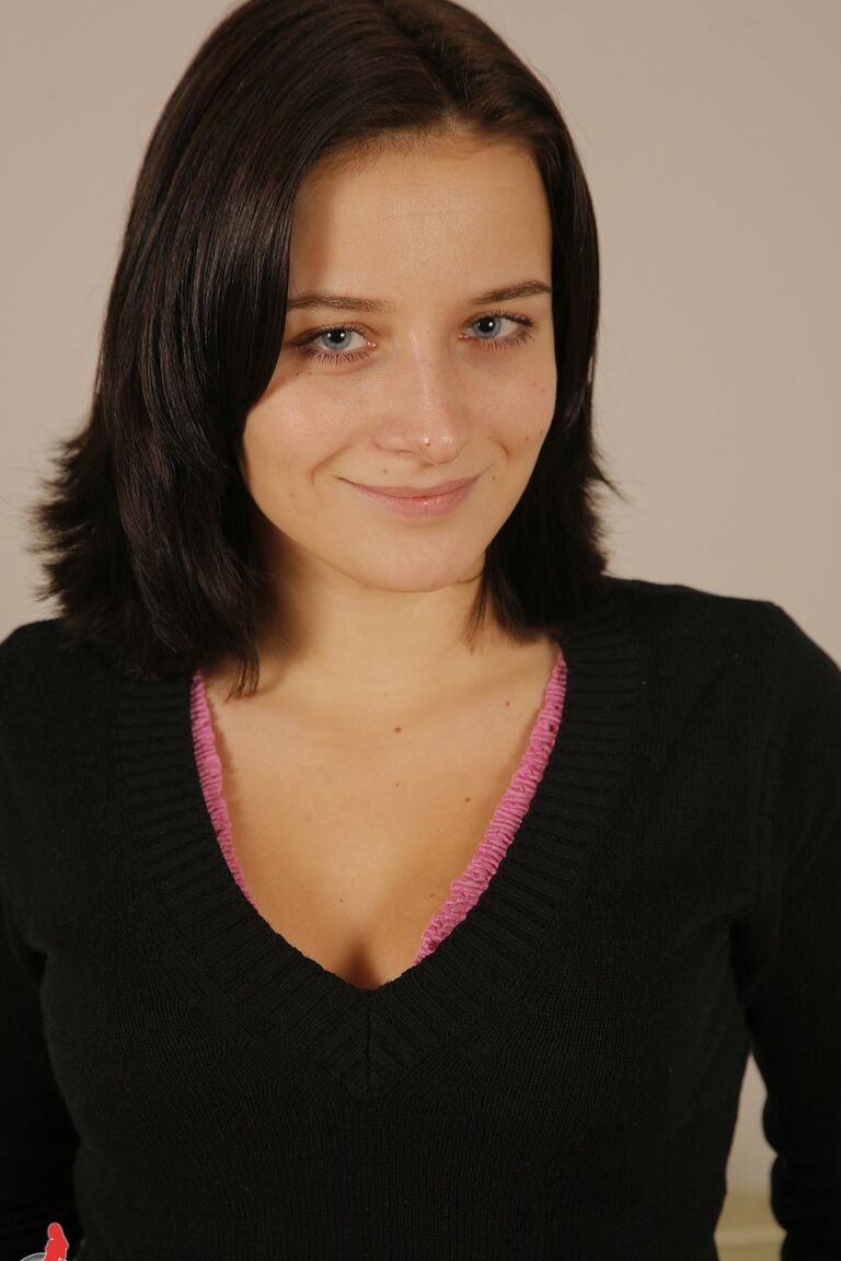 21P Die nackte Brünette Nikol H. öffnet ihre Beine weit, um ihre leckere Muschi auf einem Stuhl zu zeigen