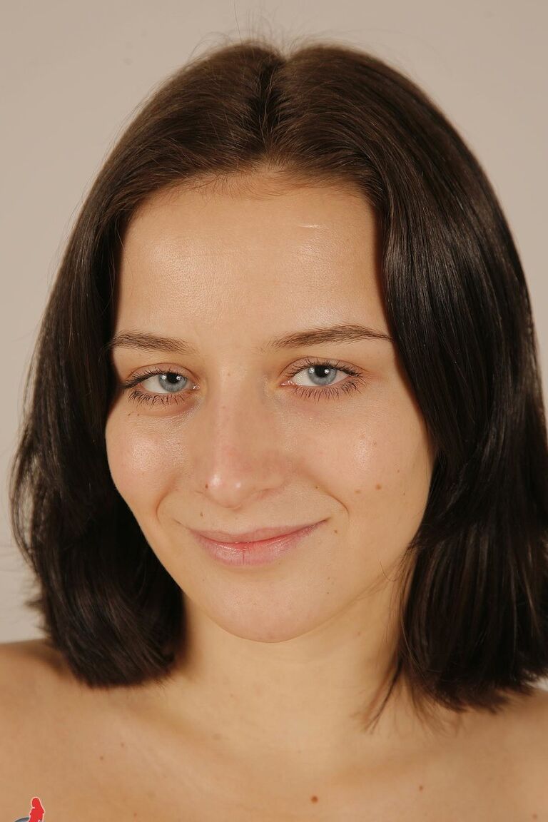 21P Die nackte Brünette Nikol H. öffnet ihre Beine weit, um ihre leckere Muschi auf einem Stuhl zu zeigen