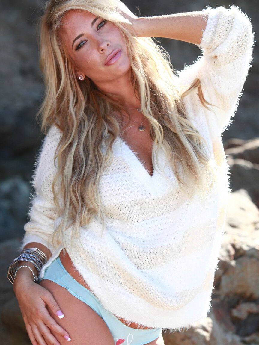 12P Chica sexy de Cali muestra su increíble belleza en la playa