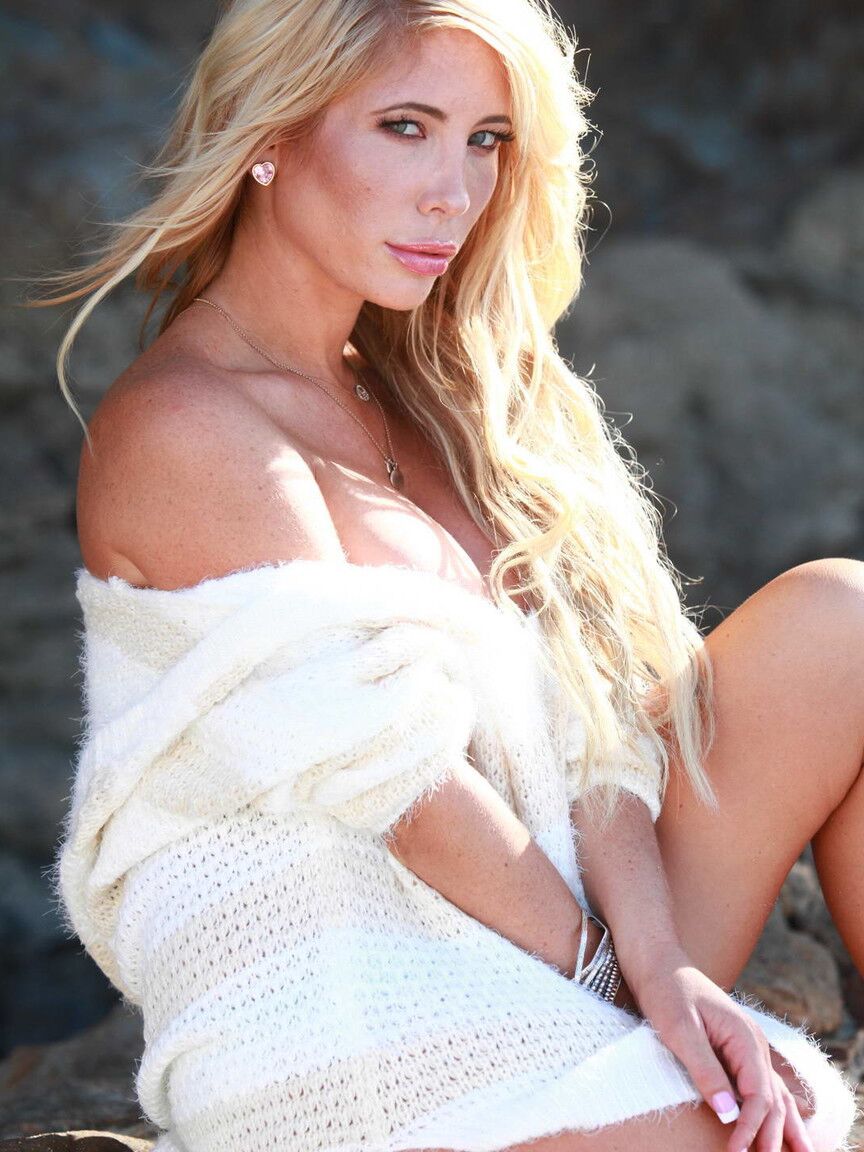 12P Chica sexy de Cali muestra su increíble belleza en la playa