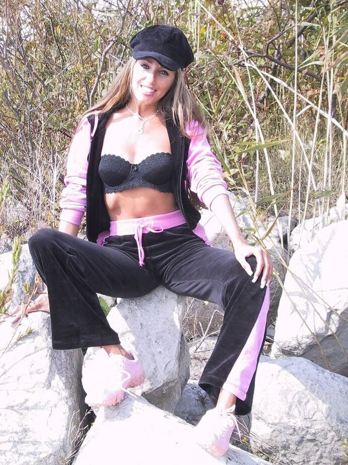 21P MILF Lori Anderson révèle son corps chaud avec des lignes de bronzage à l'extérieur