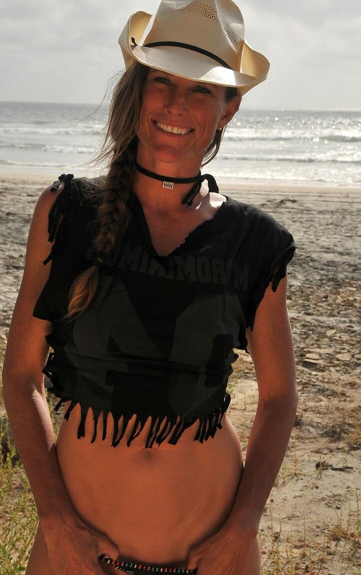 21P A deusa madura Sofie Marie mostra sua bunda gostosa e posa em tangas