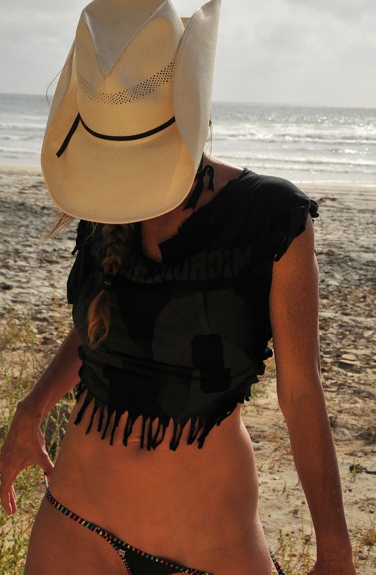 21P A deusa madura Sofie Marie mostra sua bunda gostosa e posa em tangas