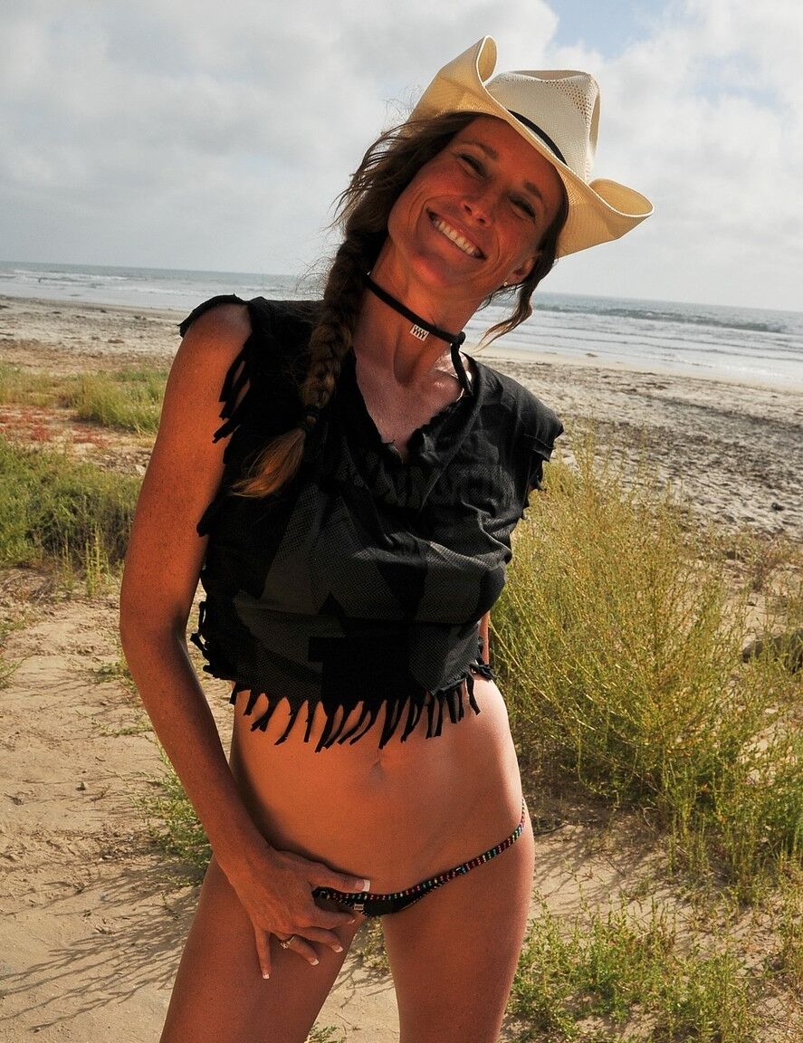 21P A deusa madura Sofie Marie mostra sua bunda gostosa e posa em tangas