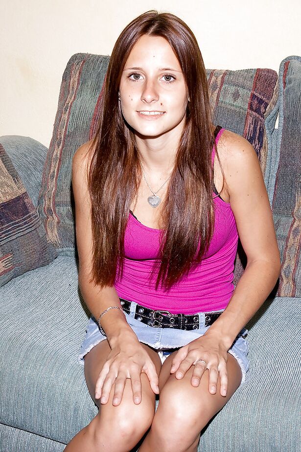 16P Une mignonne amateur se déshabille et lèche ses petits seins avec des tétons pointus
