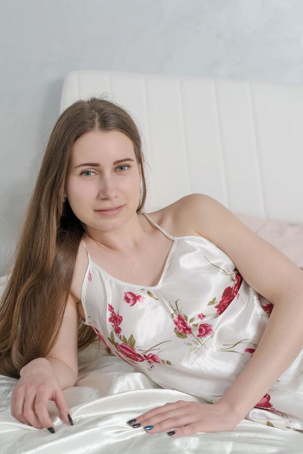 16P La jeune aux cheveux longs Lady Di se débarrasse de sa lingerie en satin pour poser nue sur un lit