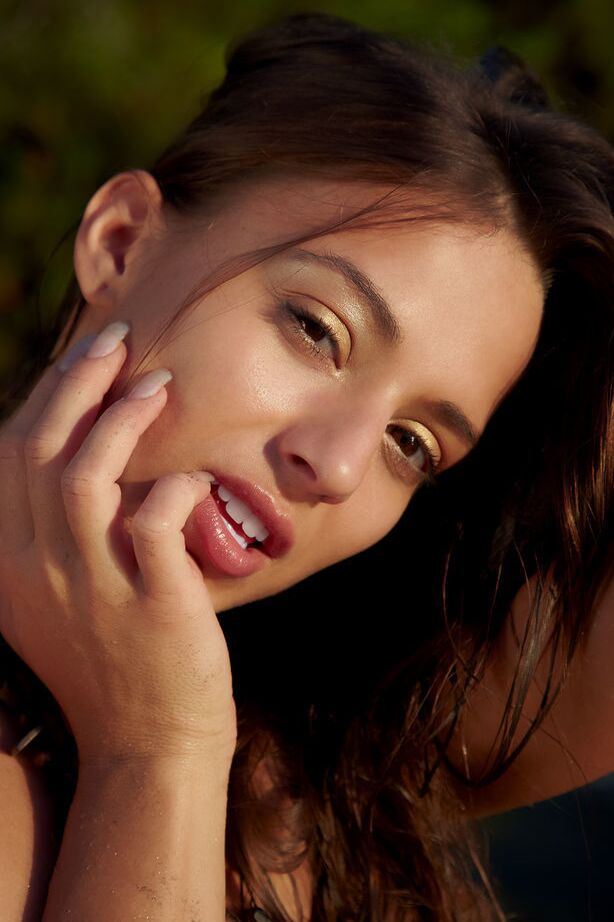 18P Wet Euro babe Dominika Uma buceta aparada espalhada na praia para fotos glamourosas