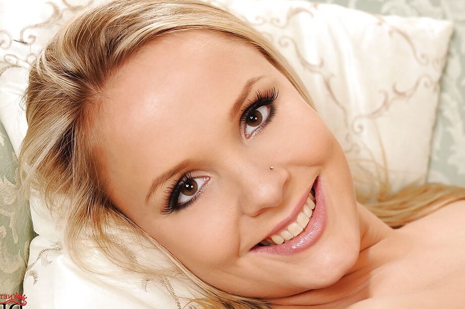 16P Linda loira com seios bonitos brincando com seu convidativo buraco rosa