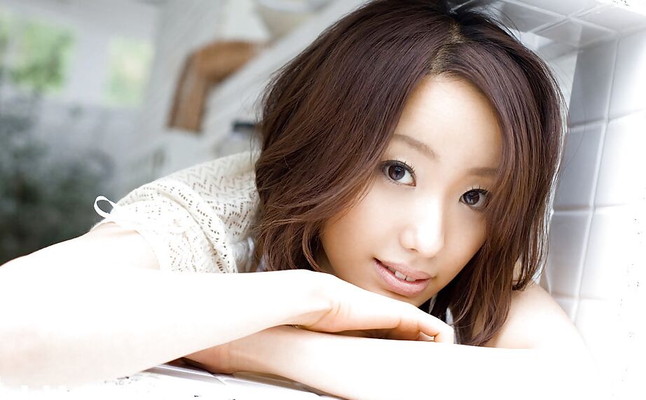 16P Jun Kiyomi, une asiatique incroyablement charmante, dévoile ses petites courbes.