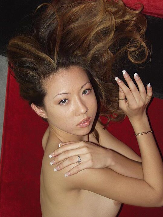 16P Linda garota asiática com cabelo lindo Angela faz sua estreia como modelo nua