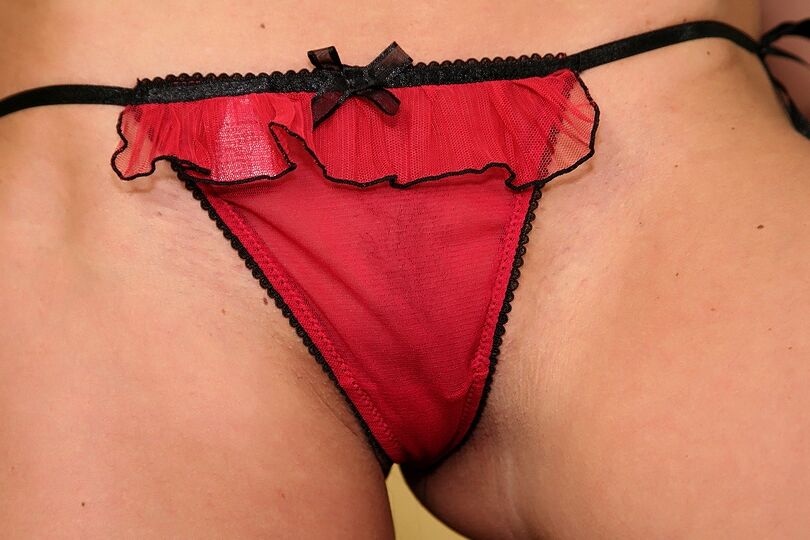 16P Seductora morena se desnuda y se pone sexy de rojo