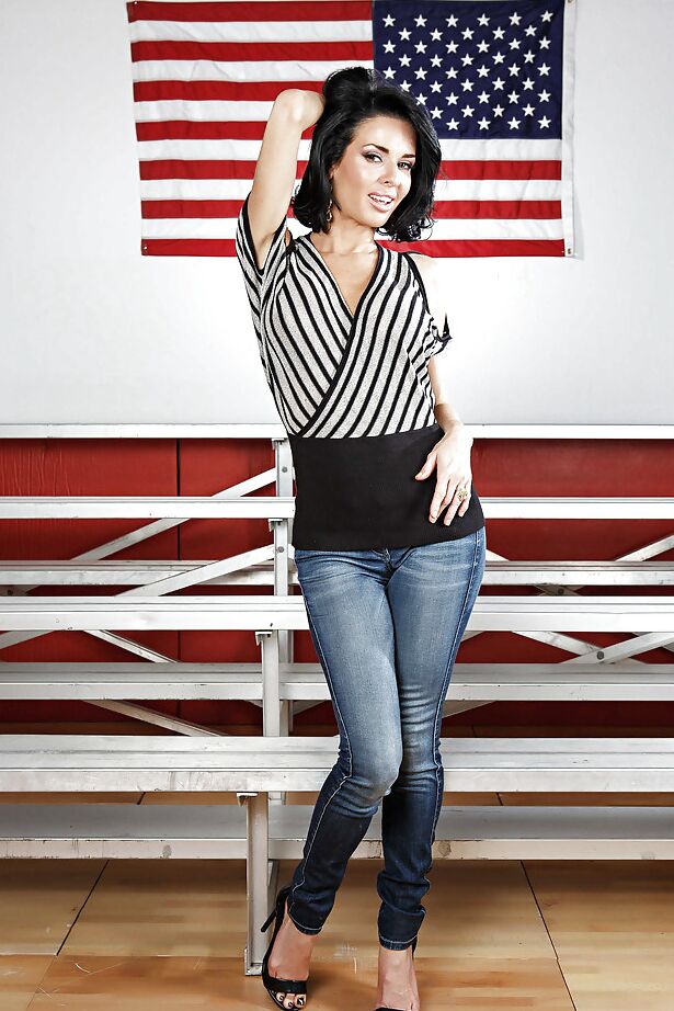 16P Smiley morena MILF em jeans azul descobrindo lentamente suas lindas curvas