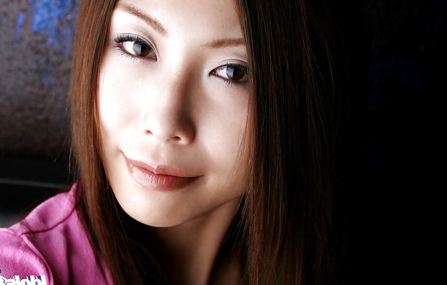15P Boneca asiática de cabelos compridos Seira Narumi exibindo seus produtos