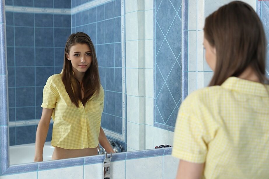 16P Modelo amateur delgada moja sus grandes tetas adolescentes y su chocho calvo en la bañera