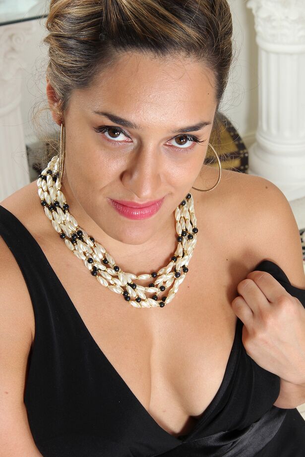 14P MILF Alexa Thomas segura seus seios enquanto tira o vestido para mostrar sua vulva