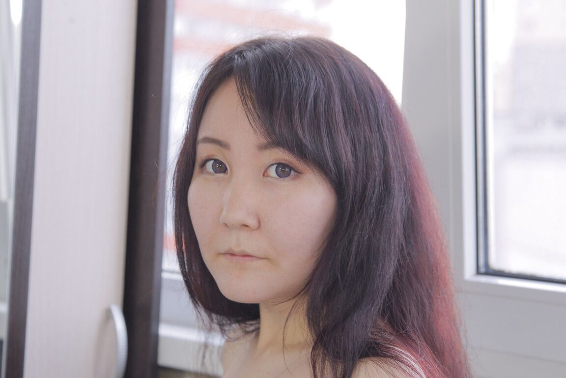 20P O adolescente japonês esguio Akuma Loli posa totalmente nu em uma cadeira diante de um espelho