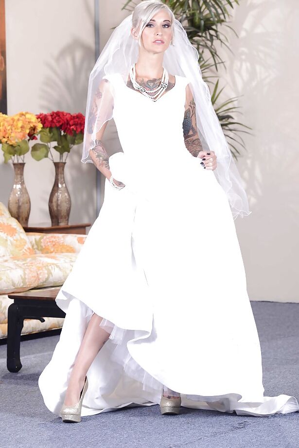 16P Noiva loira deslumbrante em vestido glamoroso descobrindo suas curvas tatuadas