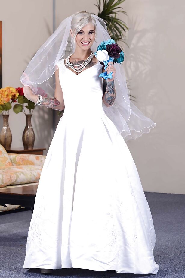 16P Noiva loira deslumbrante em vestido glamoroso descobrindo suas curvas tatuadas