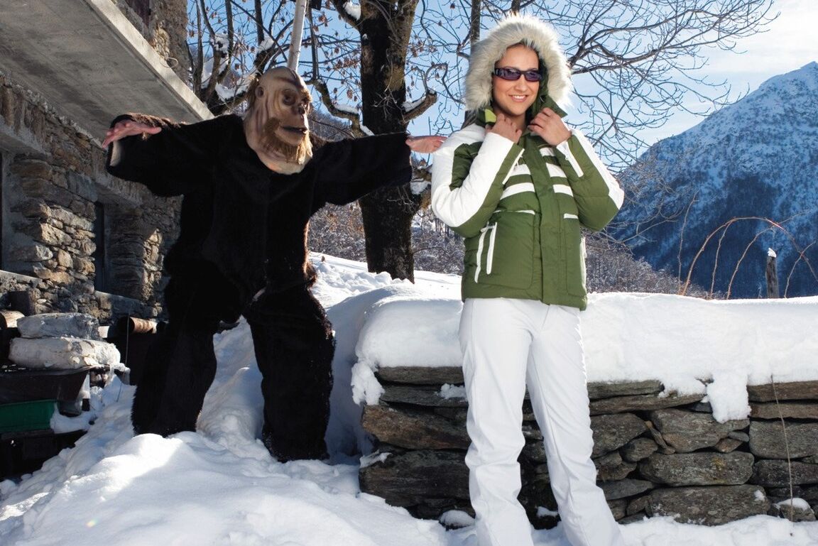 13P Pigtailed brunette Sabrina Sweet deepthroats & fucks a masked dude in the snow