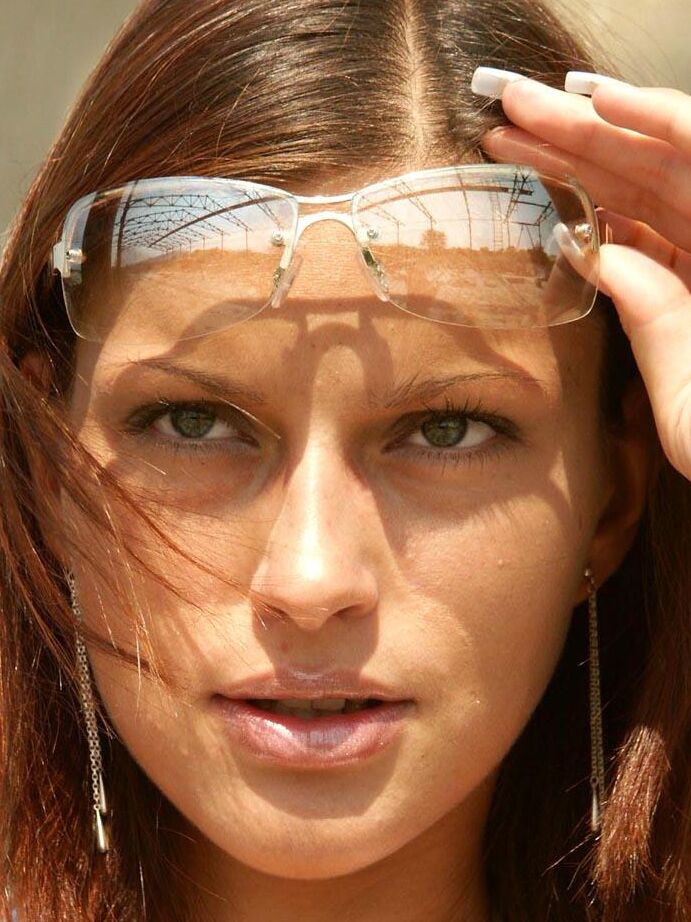 14P Chica sola se quita las gafas de sol antes de descubrir sus turgentes tetas y su delgada figura