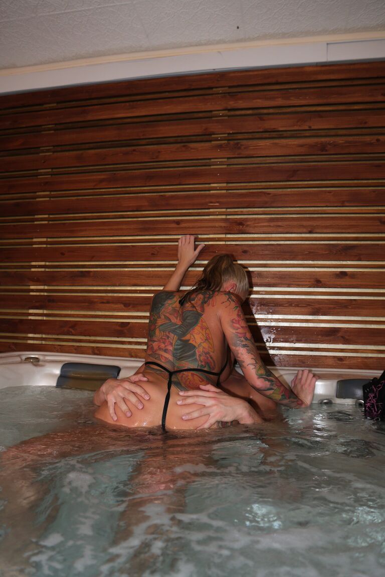 20P Action sexuelle torride dans le jacuzzi avec la MILF tatouée aux gros seins Kayla Green