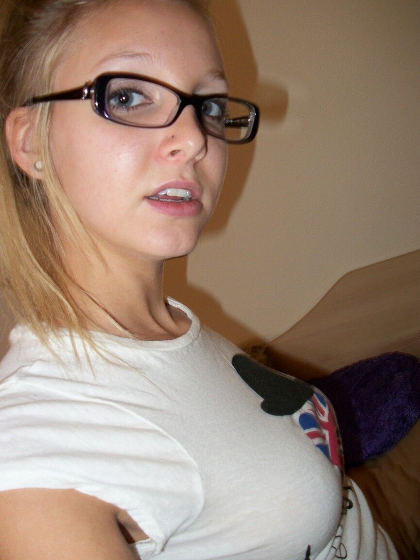 16P Adolescente loira nerd fica nua e monta uma máquina de sexo Sybian até o orgasmo