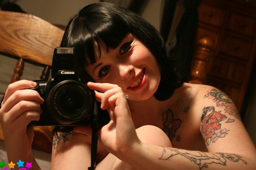 12P Fille aux cheveux noirs avec des tatouages ​​B4rbi3 touche ses seins lors d'un show solo