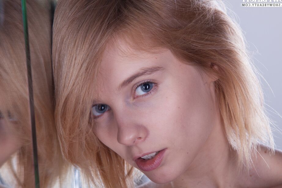 20P La joven rubia Lilu logra poses tentadoras con calcetines blancos por encima de la rodilla