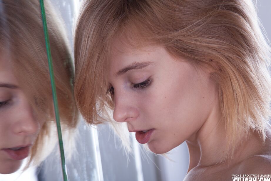 20P La joven rubia Lilu logra poses tentadoras con calcetines blancos por encima de la rodilla