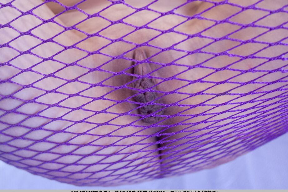 16P La joven rubia Kristell muestra sus labios carnosos desnuda en una hamaca