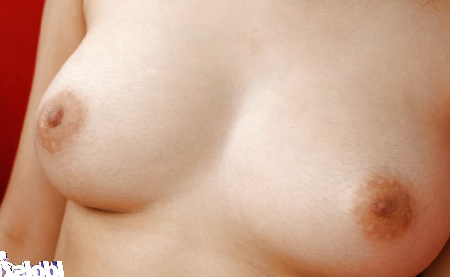 16P Chica asiática follable con bonitas tetas quitándose la ropa