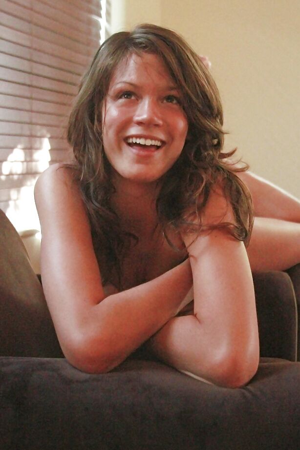 16P La dulce Noma Hill posa desnuda y mostrando sus pies descalzos