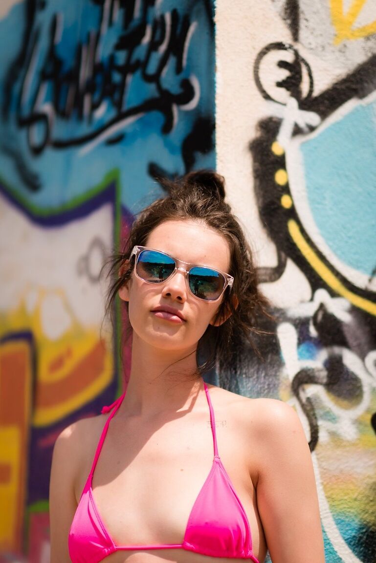 12P L'amatrice Violet enlève son bikini rose devant des graffitis