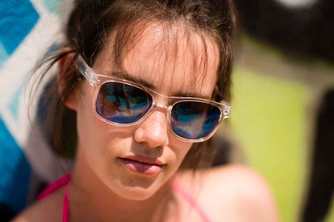 12P L'amatrice Violet enlève son bikini rose devant des graffitis